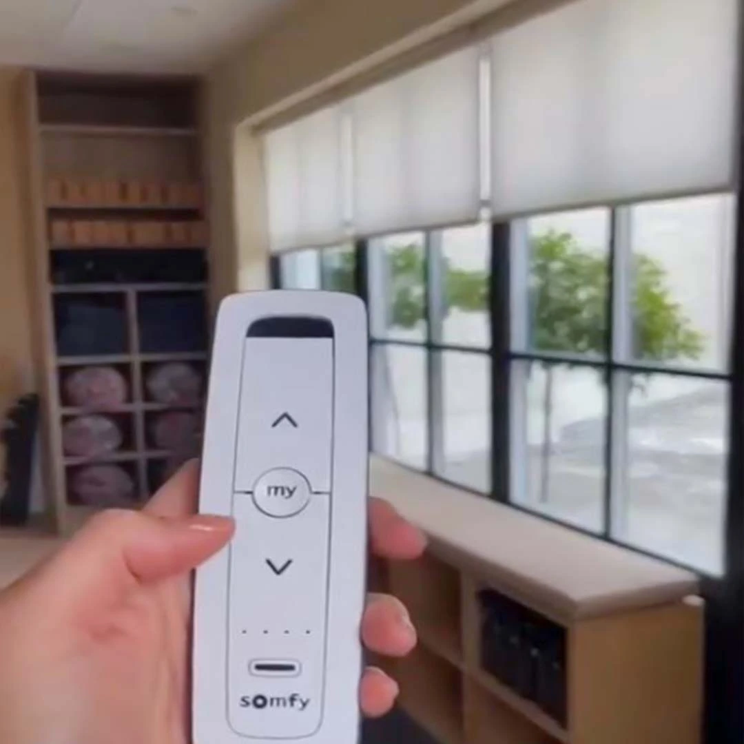 Smart Motorized Sunscreen Roller Blind